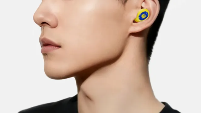 923形ドクターイエローT4型ワイヤレスイヤホンの装着イメージ